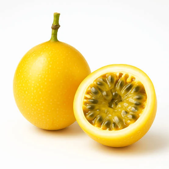 Maracuyá amarillo entero y abierto, con su pulpa y semillas